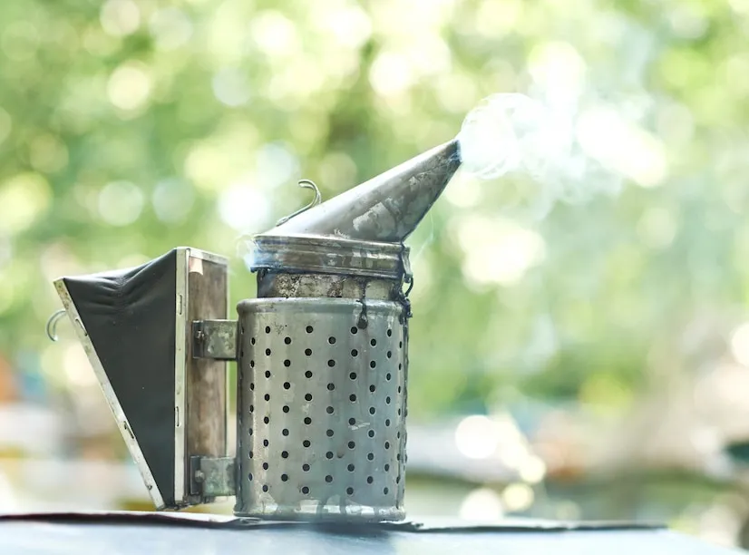 bee-smoker-with-smoke